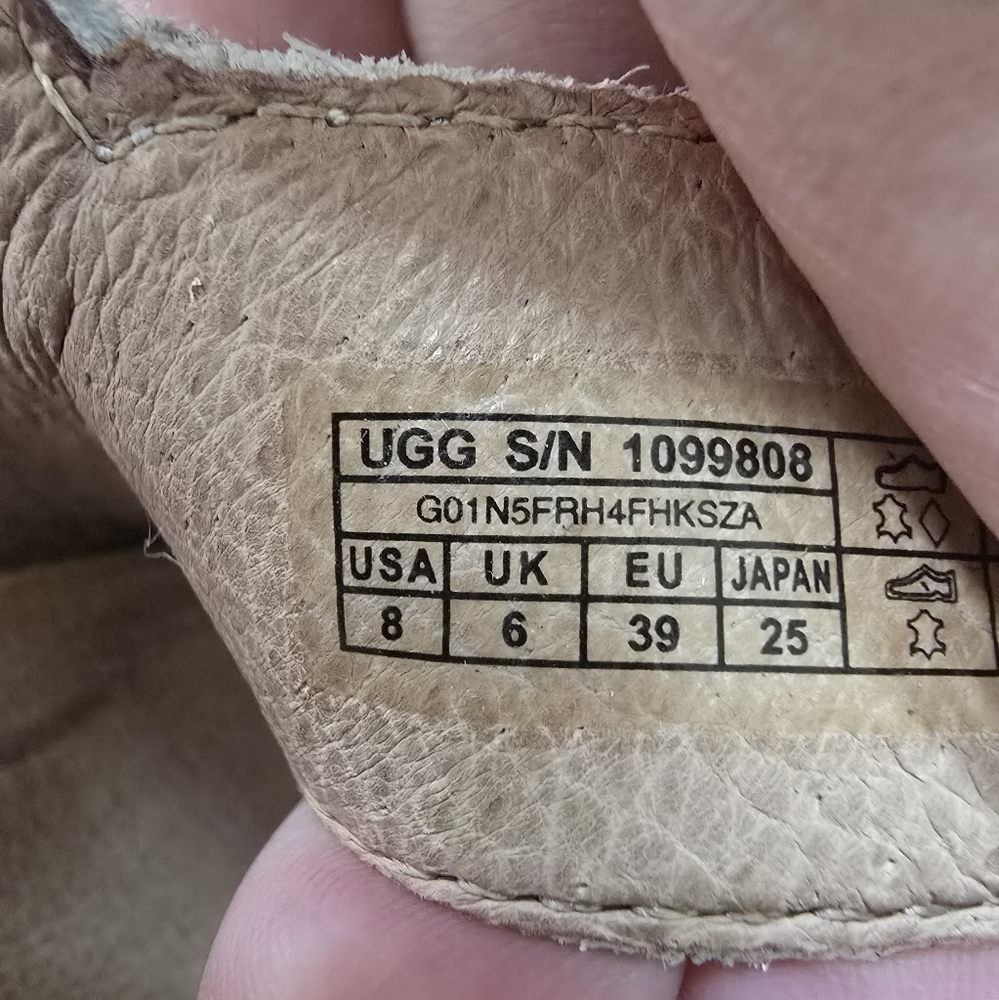 UGG Cream and Tan Sandals Minimalist Design - Picture 3 of 5